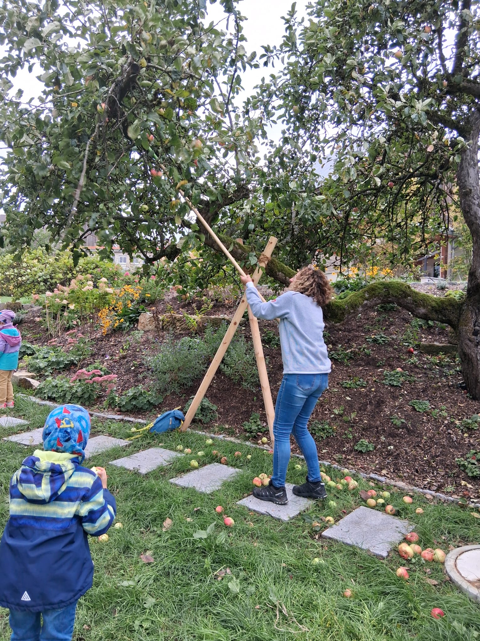 Apfel-Grips-Aktio mit Kita Emtmannsberg 02