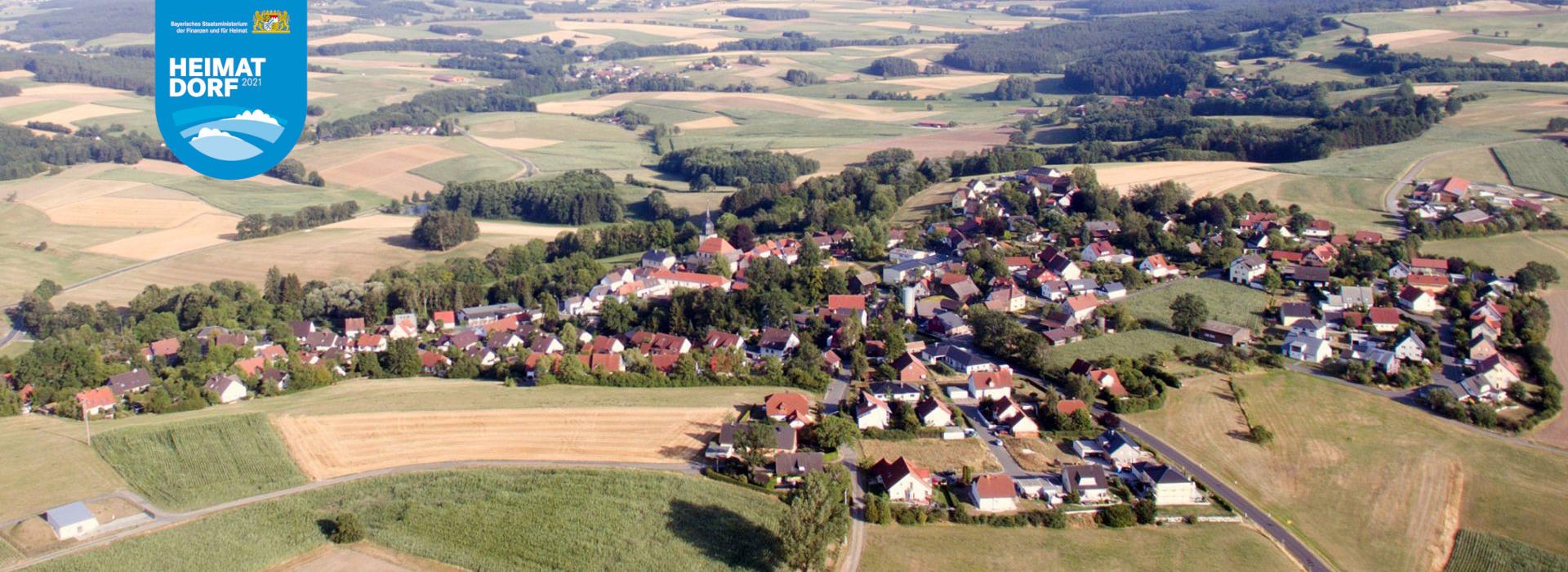 Luftbild von Emtmannsberg mit Heimatdorfwappen